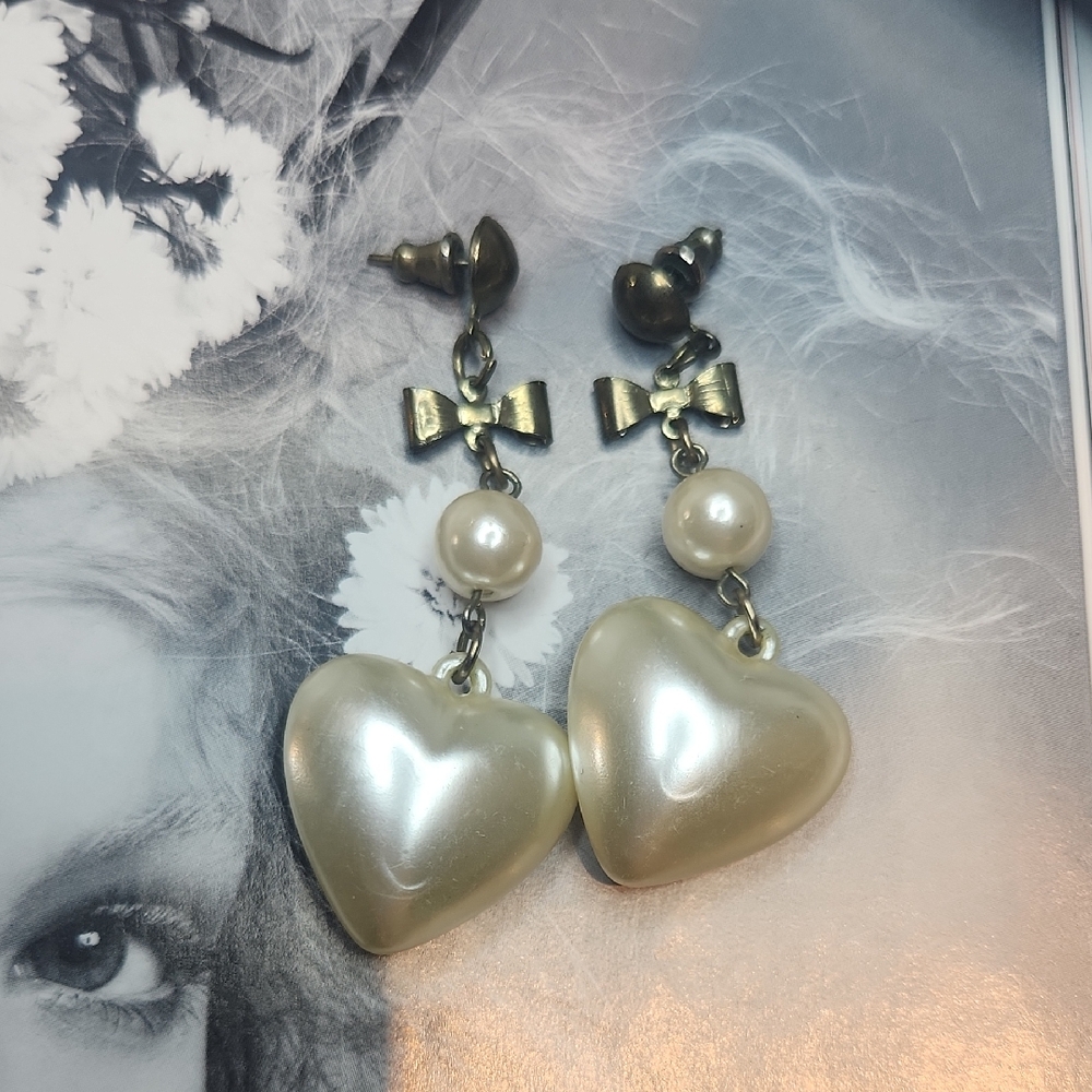 Vintage Cream Heart Pearl Earrings